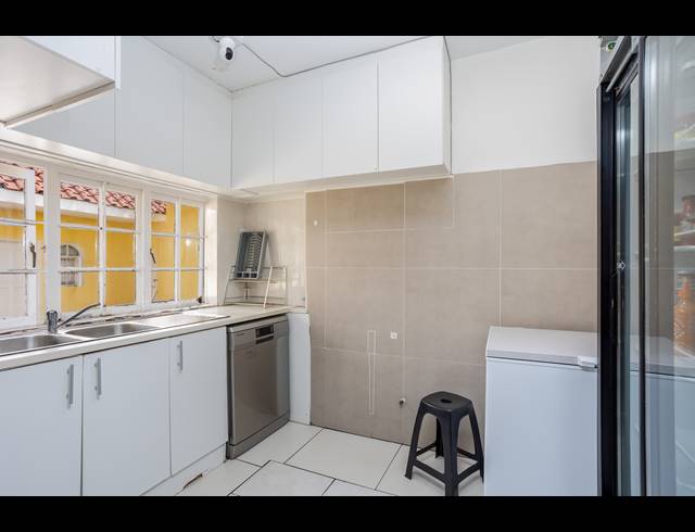 9 BEDROOM HOUSE TO LET IN CONSTANTIA